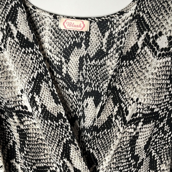 BLUSH Snake Print Plunge V-Neckline Ruffle Long Sleeve Romper Size M - Picture 3 of 9